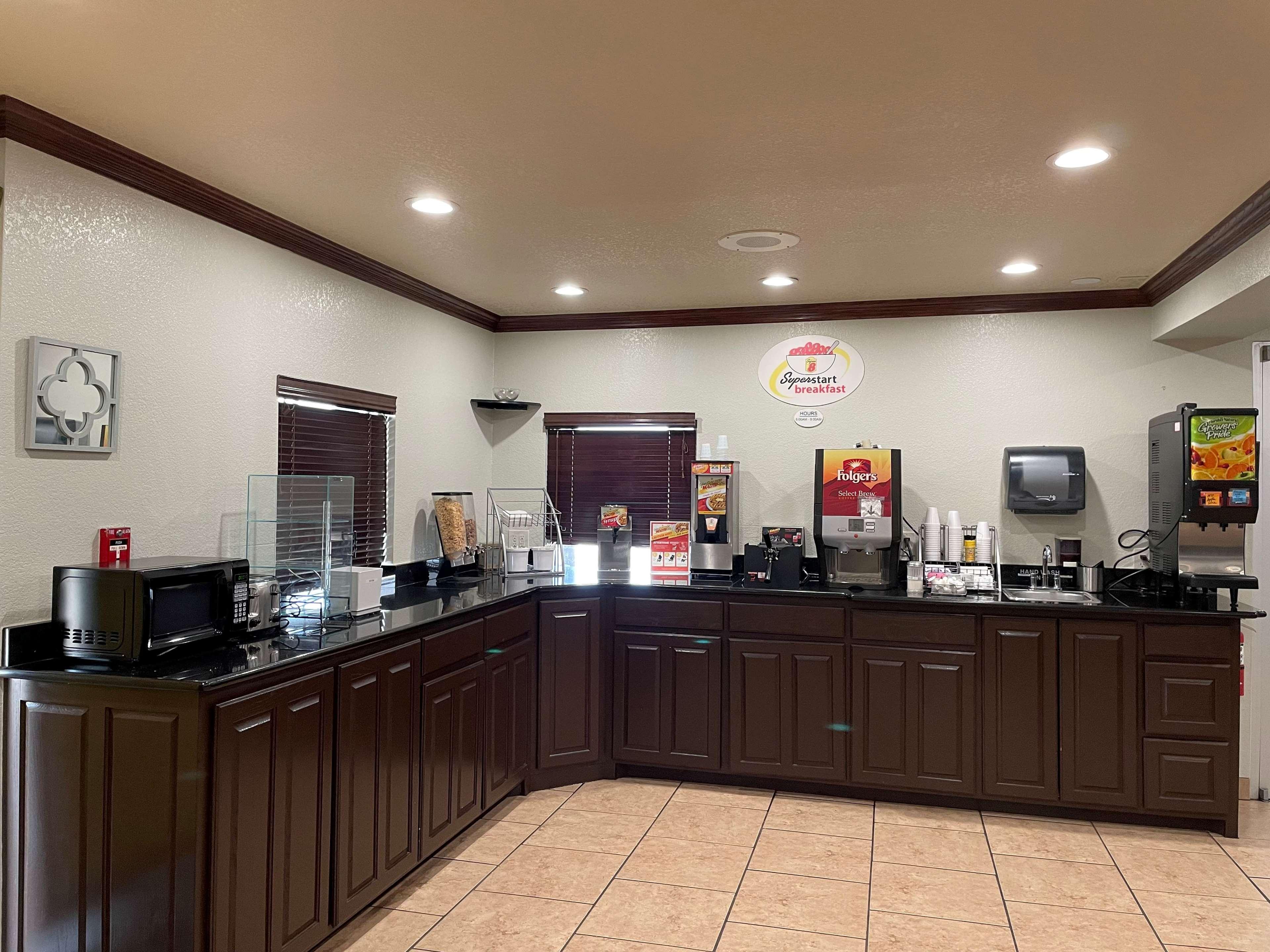 Super 8 By Wyndham Amarillo Central Tx Екстериор снимка