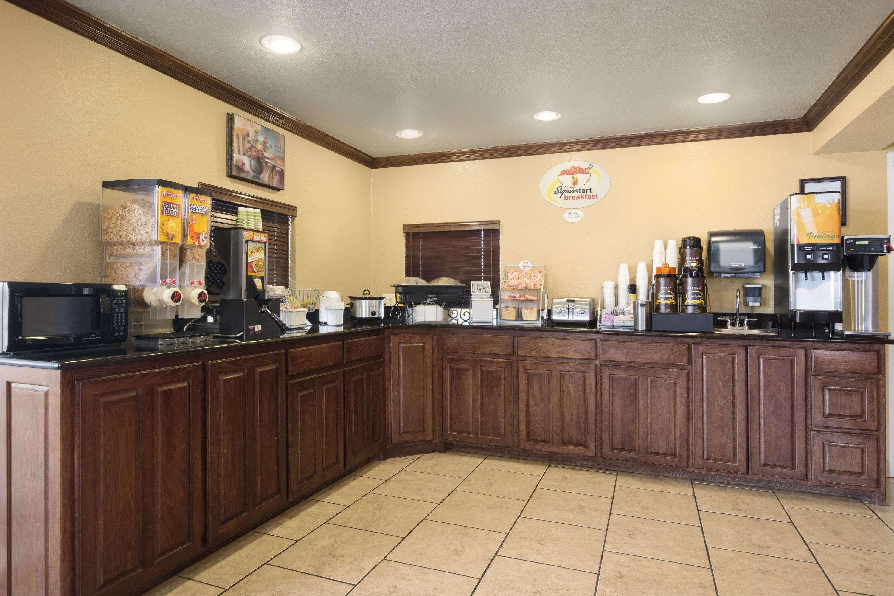Super 8 By Wyndham Amarillo Central Tx Екстериор снимка