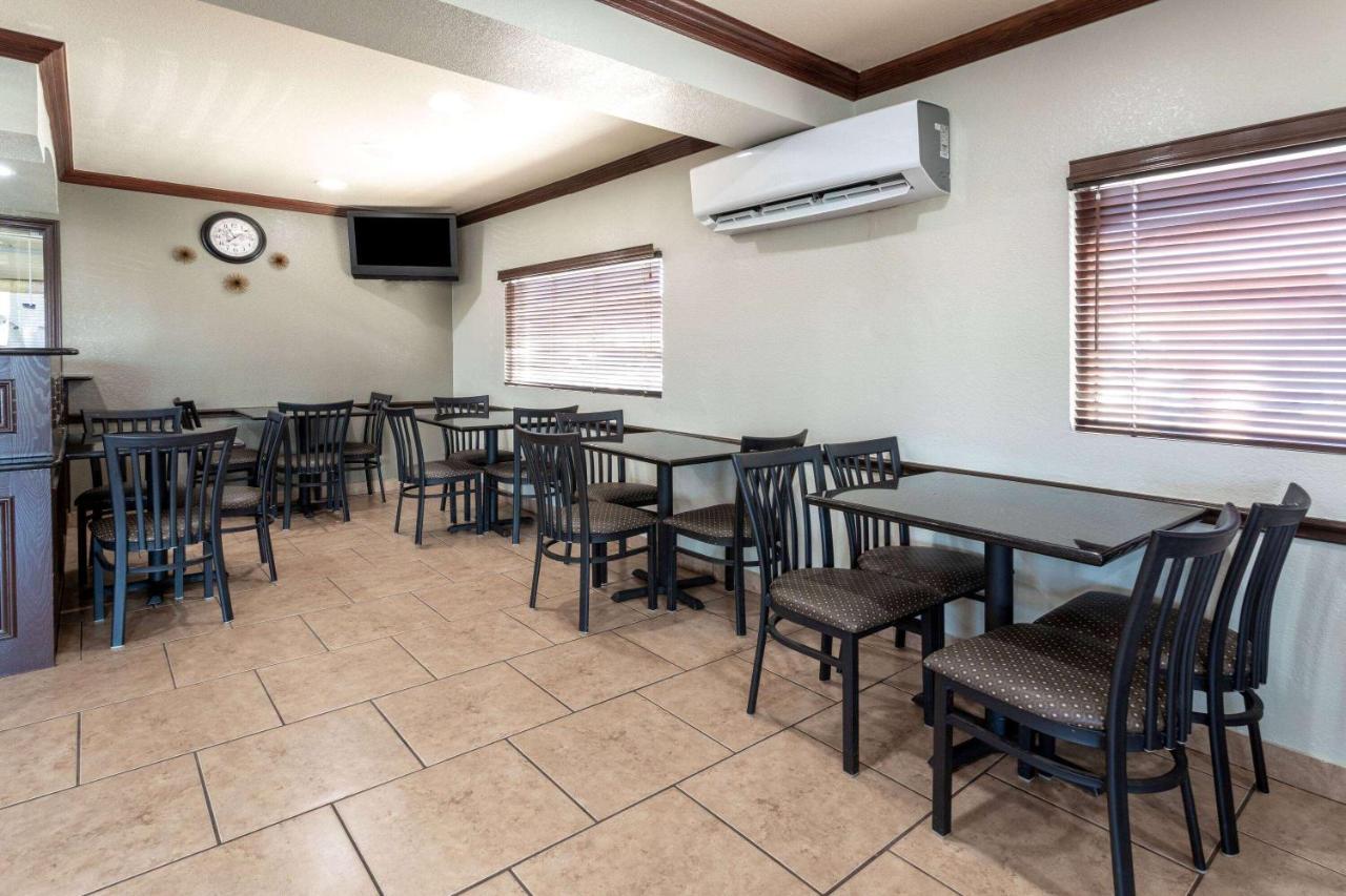 Super 8 By Wyndham Amarillo Central Tx Екстериор снимка