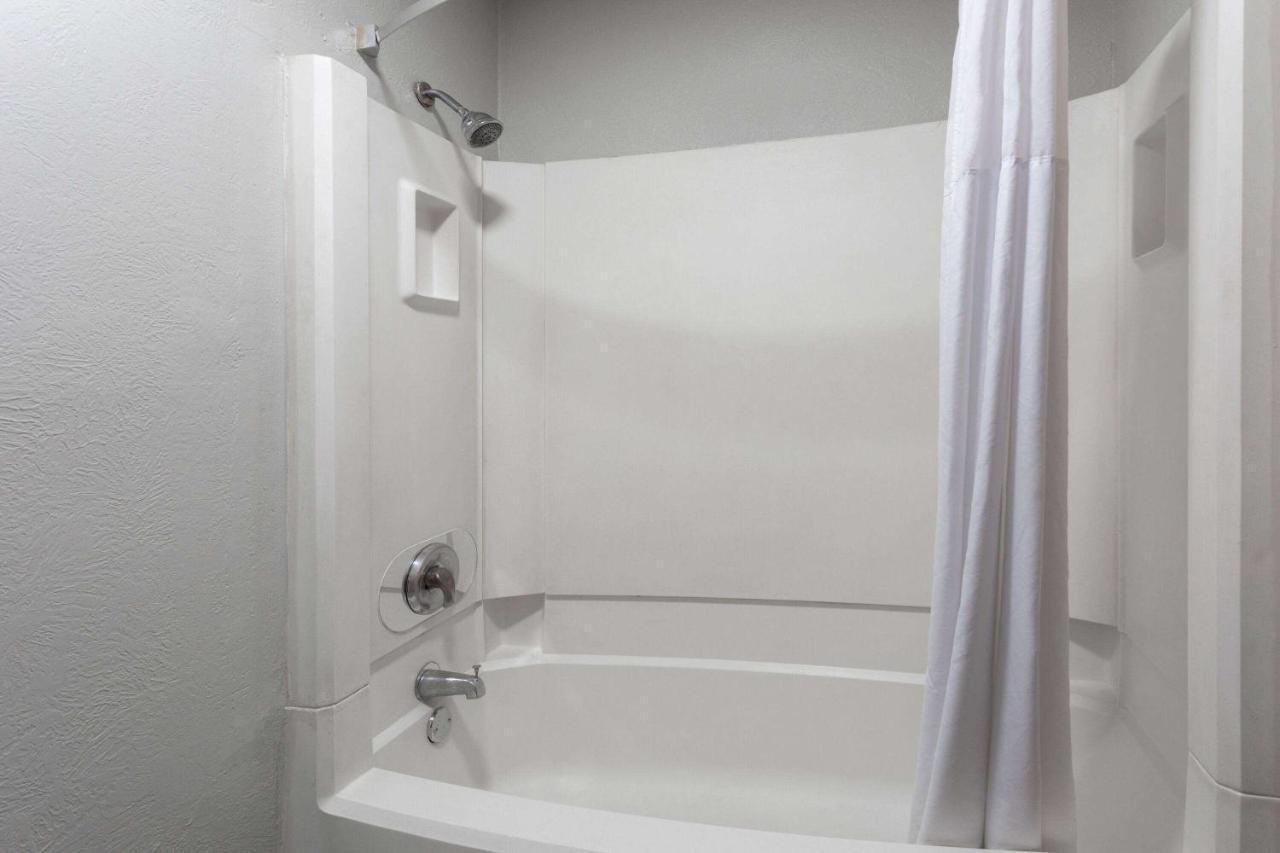 Super 8 By Wyndham Amarillo Central Tx Екстериор снимка